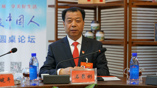 石聚彬 全國(guó)人大代表、好想你健康食品股份有限公司黨委書(shū)記、董事長(zhǎng)兼總經(jīng)理